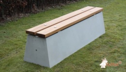Bank aus Beton mit Sitzen aus Bambus