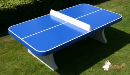 Tischtennistisch aus Beton abgerundet in Blau mit weißen Linien.