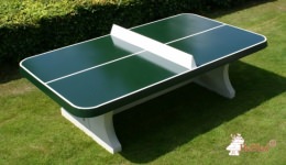 Grüner Tischtennistisch aus Beton mit abgerundeten Ecken für den Außenbereich. 