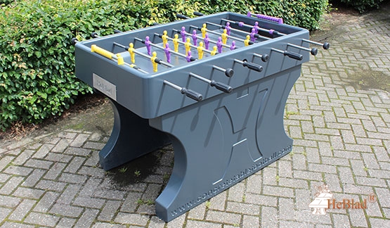 Tischfußballspiel aus Beton mit roten und gelben Spielfiguren2